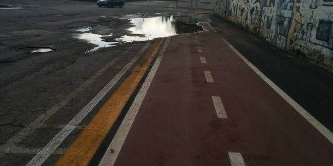 La pista ciclabile sott’acqua. I cittadini insorgono: ci sarà qualcuno che pagherà per questo ennesimo errore?