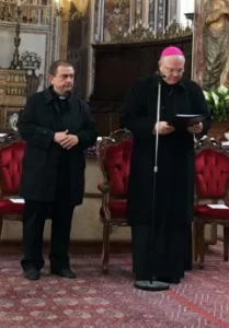 Don Giovanni Intini con mons. Giuseppe Favale, vescovo della diocesi Conversano-Monopoli, durante la nomina
