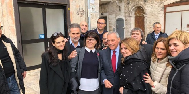 Anna Maria Candela con il presidente del Senato Pietro Grasso a Bari