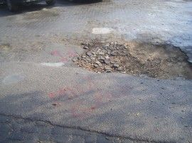 Piove sul bagnato: cade un detrito della navicella spaziale su Piazza Carmine. Le buche si allargano