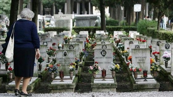 Conversano, proteste per il cimitero chiuso da giorni. Il Comune di Bari sceglie di aprirlo durante le festività pasquali