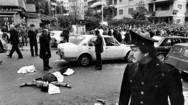 Via Mario Fani a Roma subito dopo il rapimento dell'on.le Aldo Moro e la barbara uccisione dei cinque uomini della scorta ad opera delle Brigate Rosse. Era il 16 marzo 1978