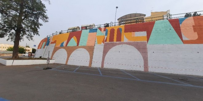 Un immenso murales per colorare la parete triste del parcheggio del liceo classico. La street art come trasformazione urbana