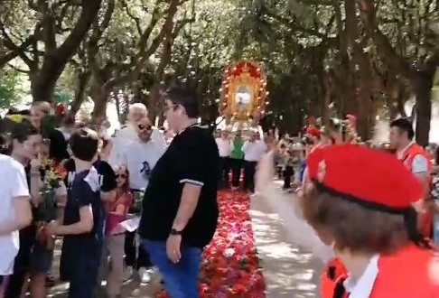 “Non si calpesta un’opera d’arte”, polemiche sul tragitto della processione in Villa Garibaldi. Il presidente Galasso si difende