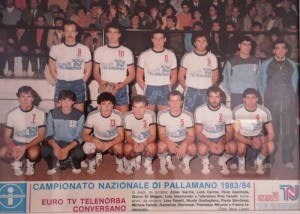 Zoran Gacina, in piedi il primo da sinistra
