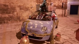 L'auto natalizia addobbata in occasione dell'evento organizzato dall'associazione L'Occhio Rosso in largo San Cosma