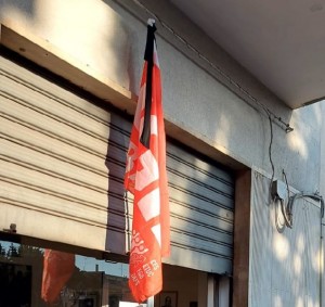 Bandiera Cgil listata a lutto in via B. Croce