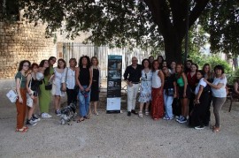 Il gruppo di insegnanti e studenti del liceo San Benedetto durante l'inaugurazione del totem delle mappe parlanti in Villa Garibaldi