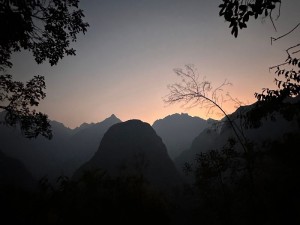 Prime luci dell'alba durante la scalinata al Machu Picchu