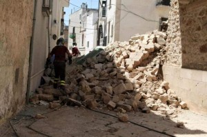 Le macerie dopo il crollo del 7 giugno 2012 in via Zingari dove morirono tre persone
