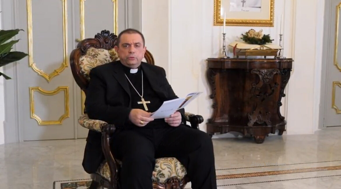 Mons. Giovanni Intini parla alla città di Brindisi e viene interrotto ...