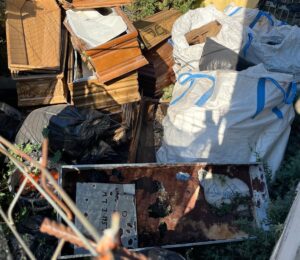 Cimitero, un buco nero infinito. L’amministrazione paga manutenzioni che spettano alla ditta affidataria
