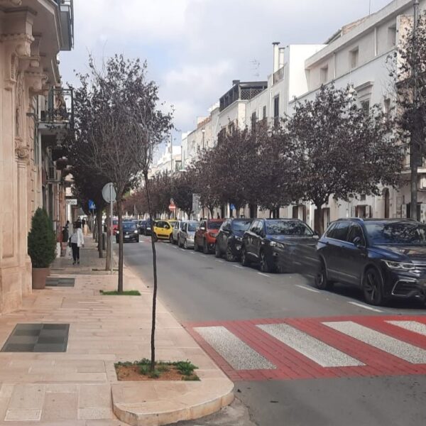 Elezioni, ultime ore concitate per raccolta firme e ultimazione liste. In via Matteotti invasa da “botteghe” traffico a rilento