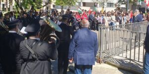 25 aprile pieno di bandiere. Comincia a parlare l’Anpi: subcommissario e militari abbandonano la manifestazione