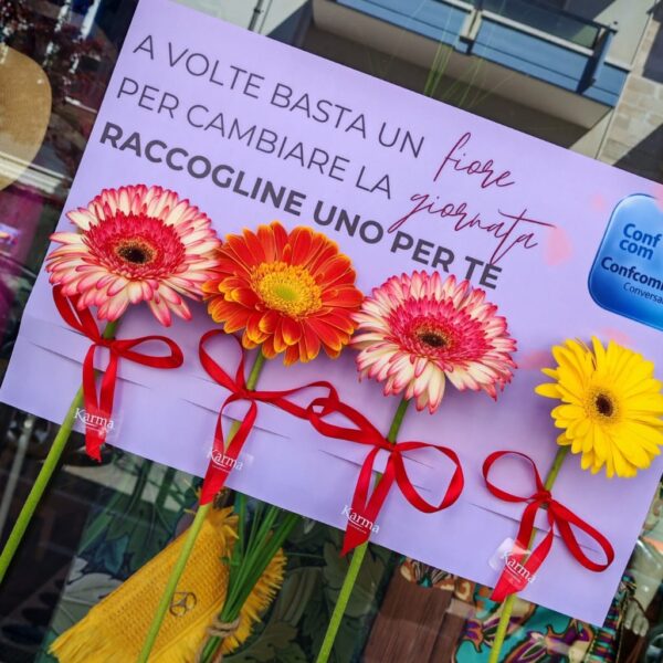 Conversano, l’iniziativa Confcommercio “guerrilla kindness”. Dai commercianti fiori ai passanti, un gesto di gentilezza