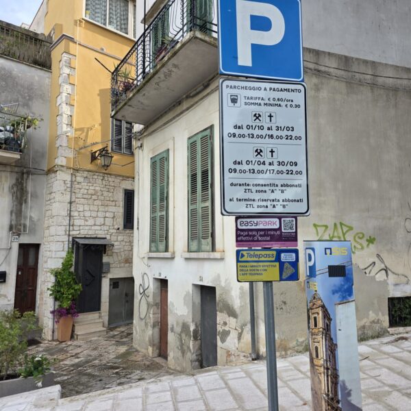 Turista finisce al pronto soccorso dopo aver battuto la testa ad un segnale posto ad altezza d’uomo in via Bolognini (Anfiteatro)