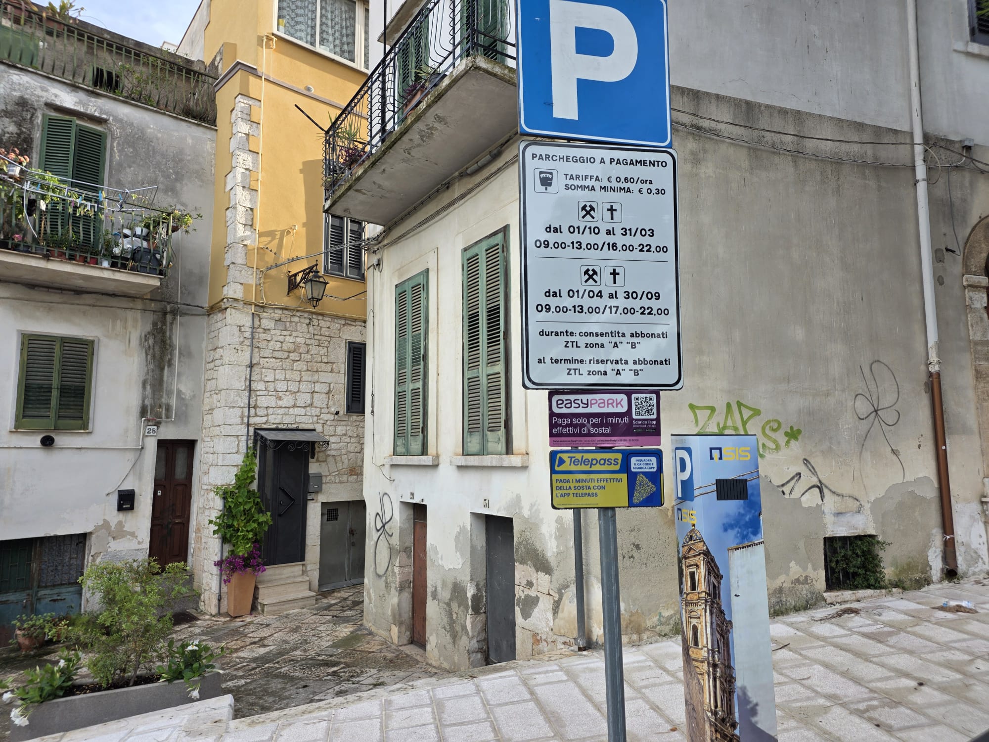 Turista finisce al pronto soccorso dopo aver battuto la testa ad un segnale posto ad altezza d’uomo in via Bolognini (Anfiteatro)