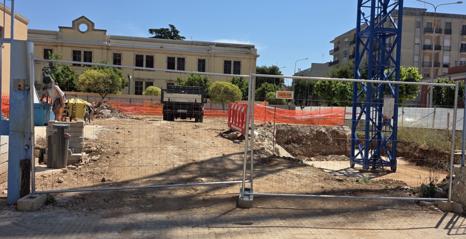 A rischio il finanziamento del plesso ‘A. Seveso’. Il Ministero al Comune: “Sapevate che le tempistiche non erano coerenti con il PNRR”