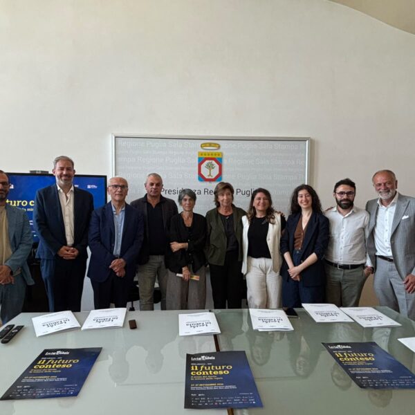 Lector in fabula 2026 e “Il Futuro Conteso”. Incontro tra generazioni nelle “Piazze Generative”. Programma e ospiti
