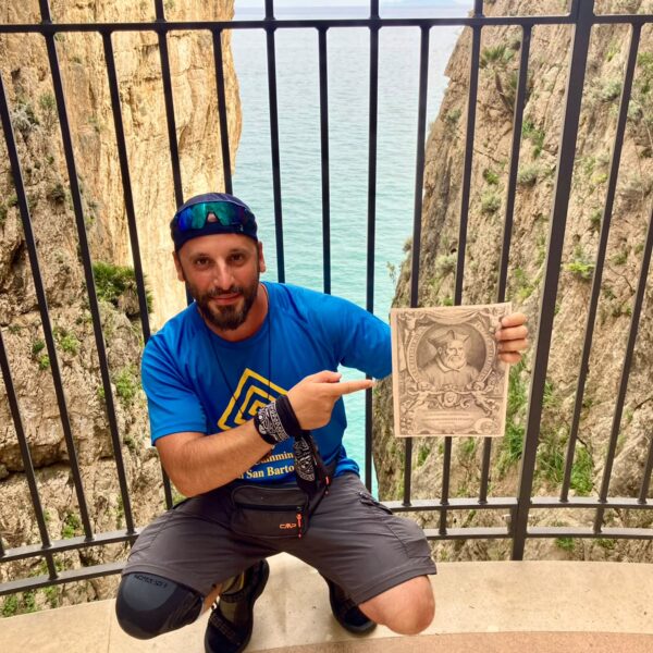 Vito Renna, dall’esperienza di Santiago di Compostela al Cammino di don Tonino Bello che passa da via Arringo. Una vita in cammino