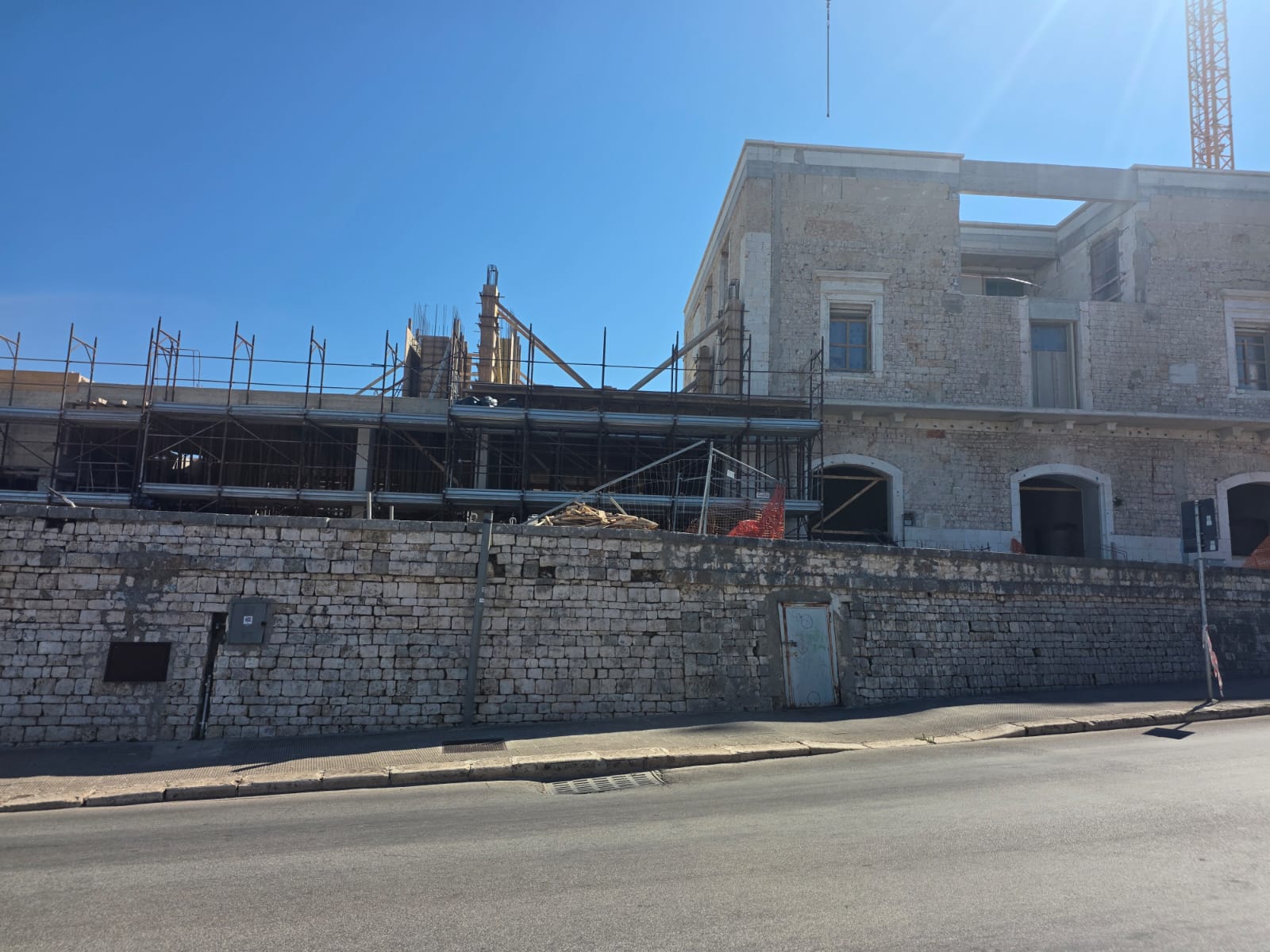 Via dei Paolotti, cittadini con il naso all’insù in attesa di verifiche del comune su ristrutturazioni a ridosso del centro storico