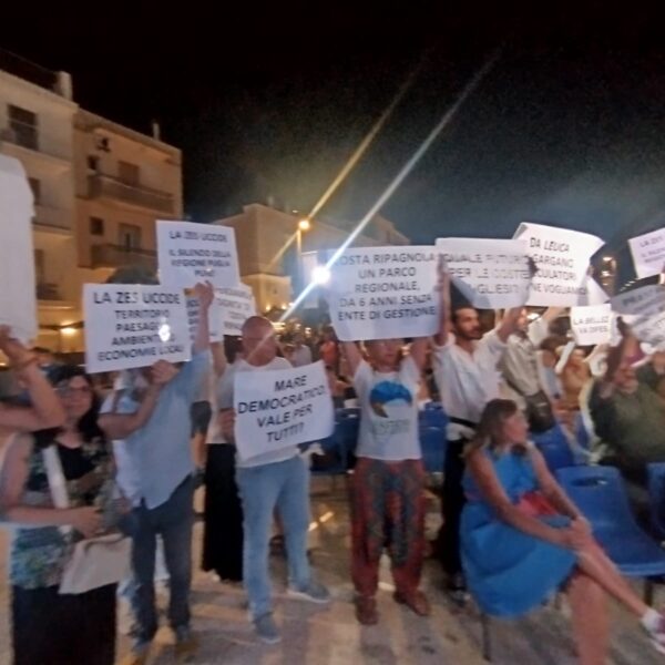 Protesta sul destino di Costa Ripagnola mentre parla il presidente Decaro al Libro Possibile di Polignano