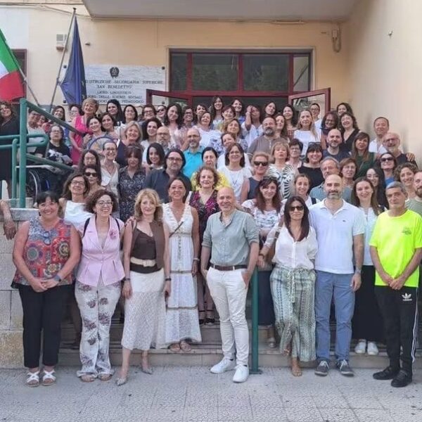 Ultimo giorno al liceo San Benedetto per il dirigente Gentile. Il saluto commosso della comunità scolastica