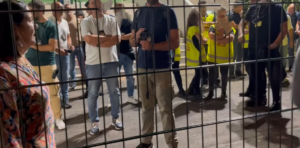 Pala San Giacomo: “Tu puoi entrare, tu no”. Questa volta è la Polizia a dover spiegare ai pacifici manifestanti
