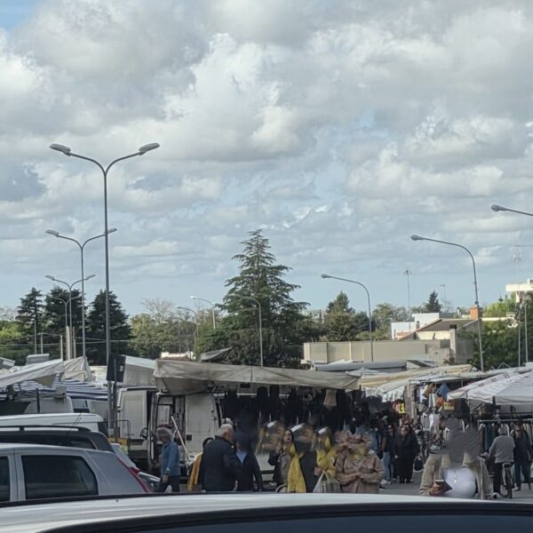 Mercato settimanale in via Togliatti fino a data da destinarsi. Traffico in tilt, molti cittadini all’oscuro del trasferimento delle bancarelle