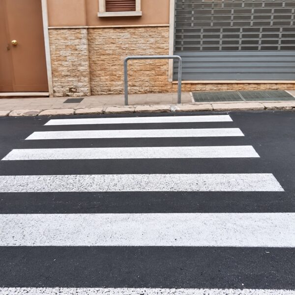 Conversano, quando le strisce pedonali diventano un percorso a ostacoli. Le foto dei punti critici