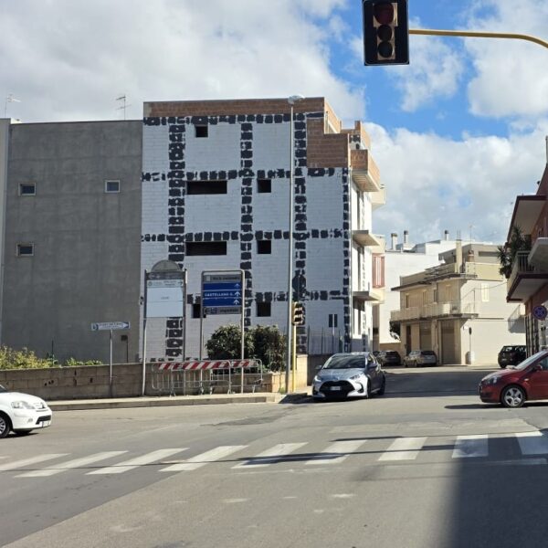 Semafori “intelligenti” in via Togliatti (a pochi metri dall’ufficio di Polizia Locale) e via Polignano: spenti da mesi
